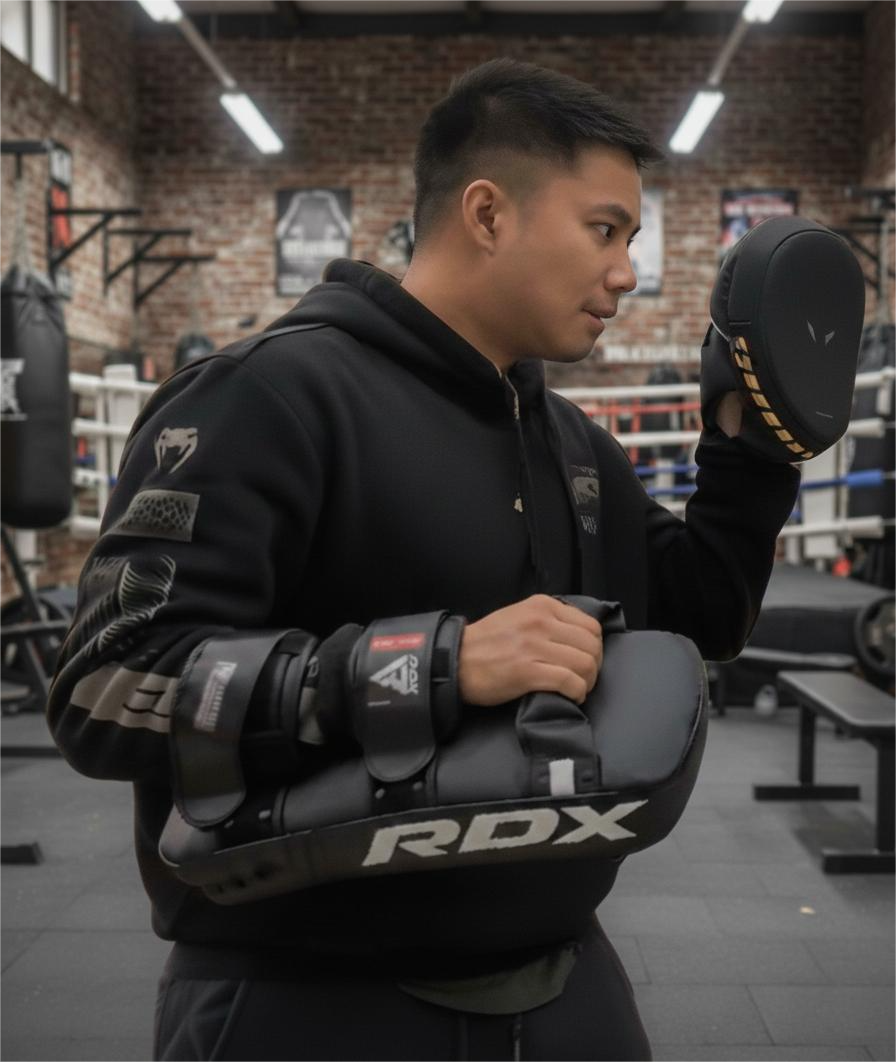 Gants de boxe sur fond clair