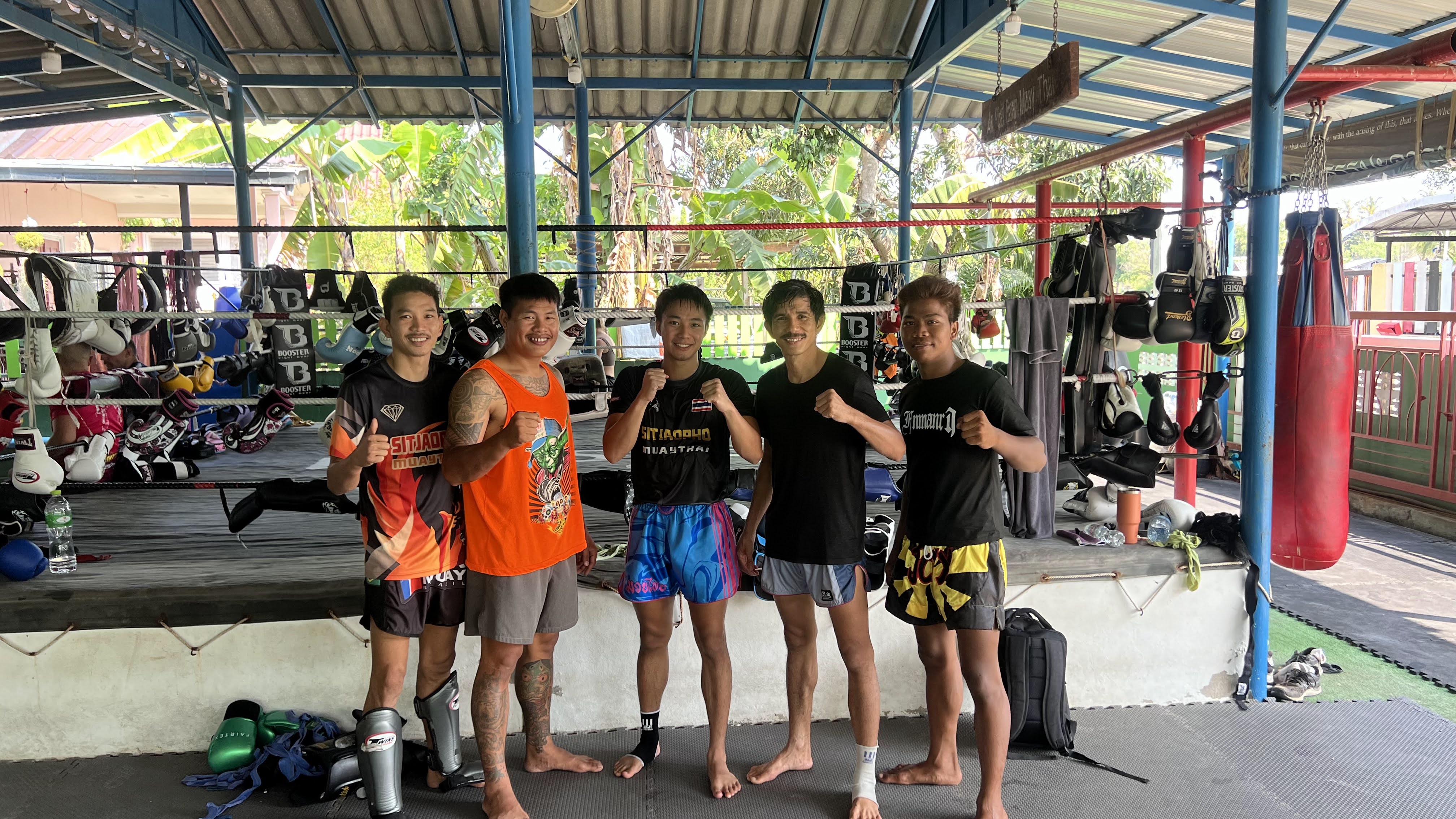 Coach lyonnais tenant des paos de boxe